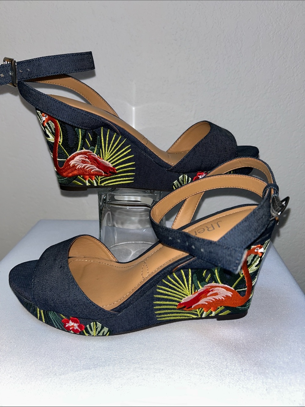 J. Renee EUC White with Toucan Sea Greens Burlap Look Platform Wedge Sz 7.5 Wide